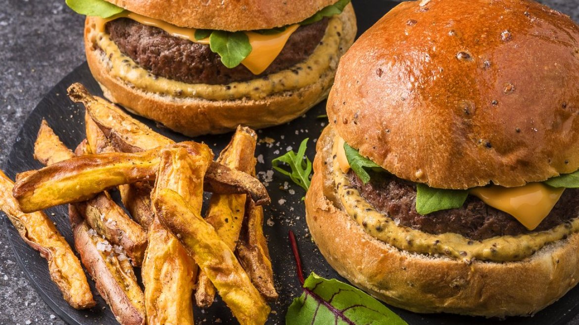 Šťavnatý hamburger s hranolčekmi zo sladkých zemiakov - recept pre Tefal Easy Fry Oven & Grill